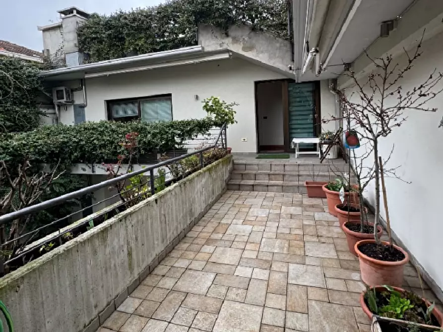 Immagine 3 di Laboratorio in vendita  in Via Vincenzo Bellini a Busto Arsizio