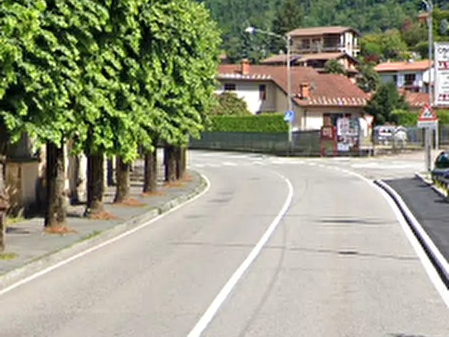 Immagine 8 di Stabile in vendita  in Via Gugliemo Marconi  a Besano