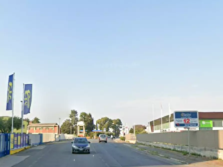 Immagine 7 di Garage in vendita  in Via Dei Castelli Romani a Pomezia
