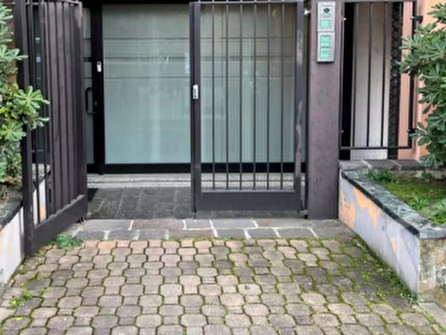 Immagine 5 di Negozio in vendita  in Via Ramazzotti a Saronno