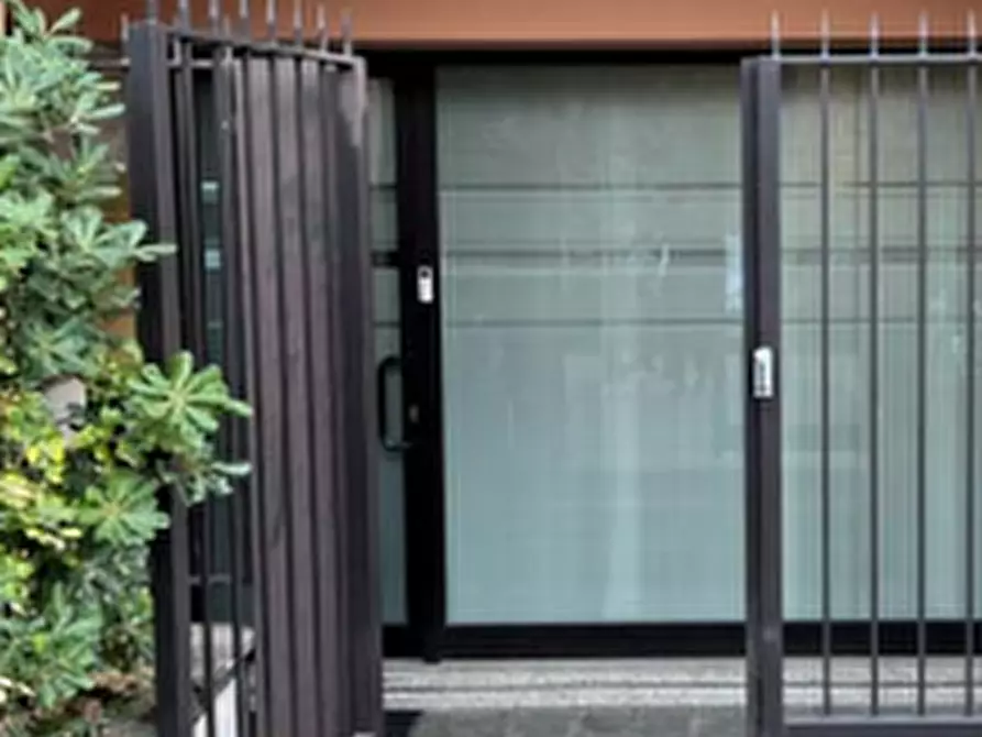 Immagine 7 di Negozio in vendita  in Via Ramazzotti a Saronno