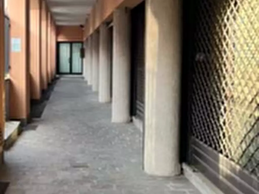 Immagine 6 di Negozio in vendita  in Via Ramazzotti a Saronno