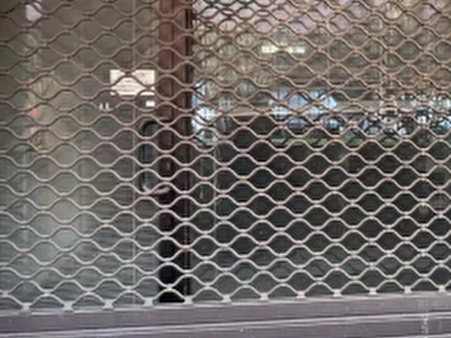 Immagine 1 di Negozio in vendita  in Via Ramazzotti a Saronno