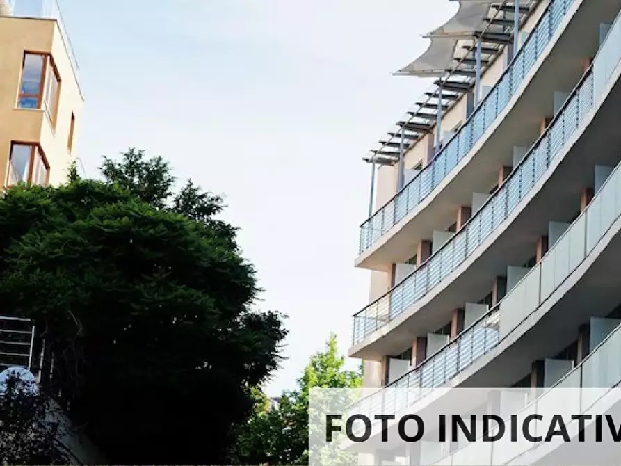 Immagine 27 di Negozio in vendita  in Via Ramazzotti a Saronno