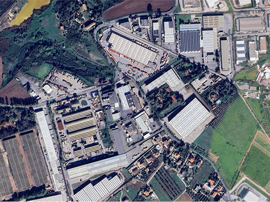 Immagine 1 di Garage in vendita  in Via dei Castelli Romani  a Pomezia