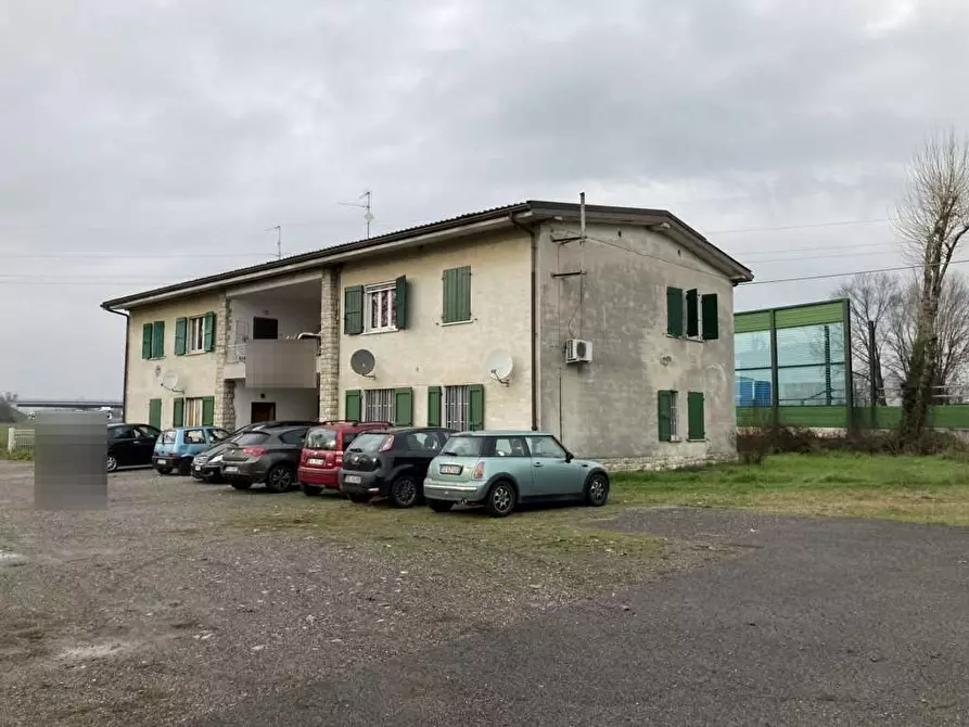 Immagine 1 di Stabile in vendita  in Via Portico a Bagnatica