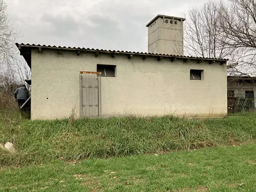 Immagine 3 di Stabile in vendita  in Via Portico a Bagnatica