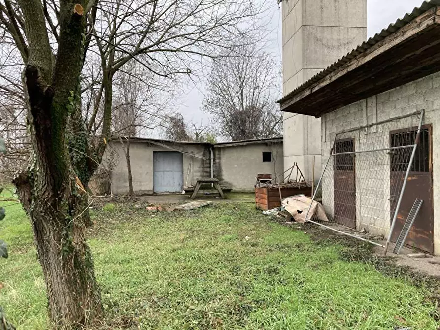 Immagine 4 di Stabile in vendita  in Via Portico a Bagnatica