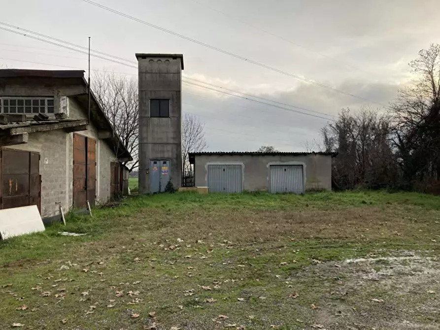 Immagine 12 di Stabile in vendita  in Via Portico a Bagnatica