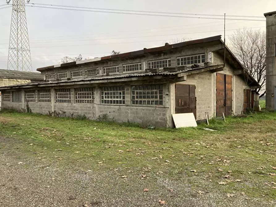 Immagine 13 di Stabile in vendita  in Via Portico a Bagnatica