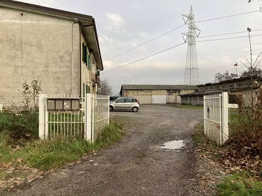 Immagine 16 di Stabile in vendita  in Via Portico a Bagnatica