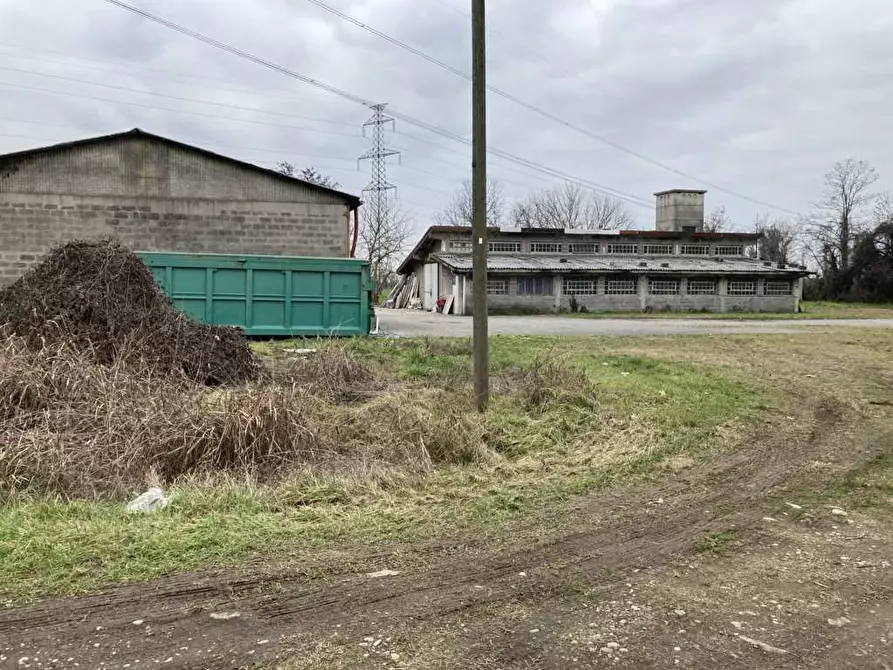 Immagine 18 di Stabile in vendita  in Via Portico a Bagnatica