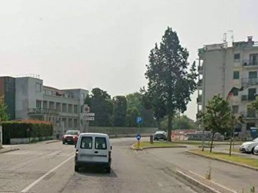 Immagine 3 di Garage in vendita  in Corso Pavia a Vigevano