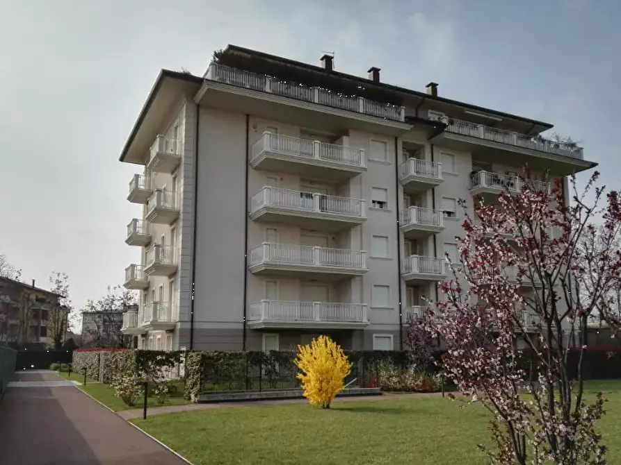 Immagine 2 di Garage in vendita  in Via Michelangelo Buonarroti a Seriate