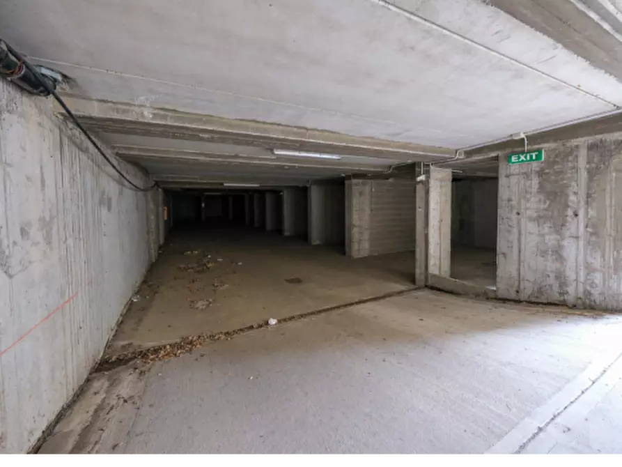 Immagine 3 di Garage in vendita  in Via Dante Alighieri a Arluno