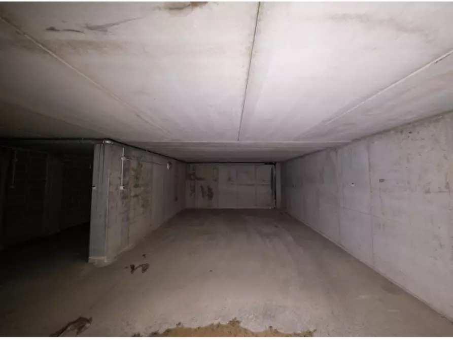 Immagine 4 di Garage in vendita  in Via Dante Alighieri a Arluno