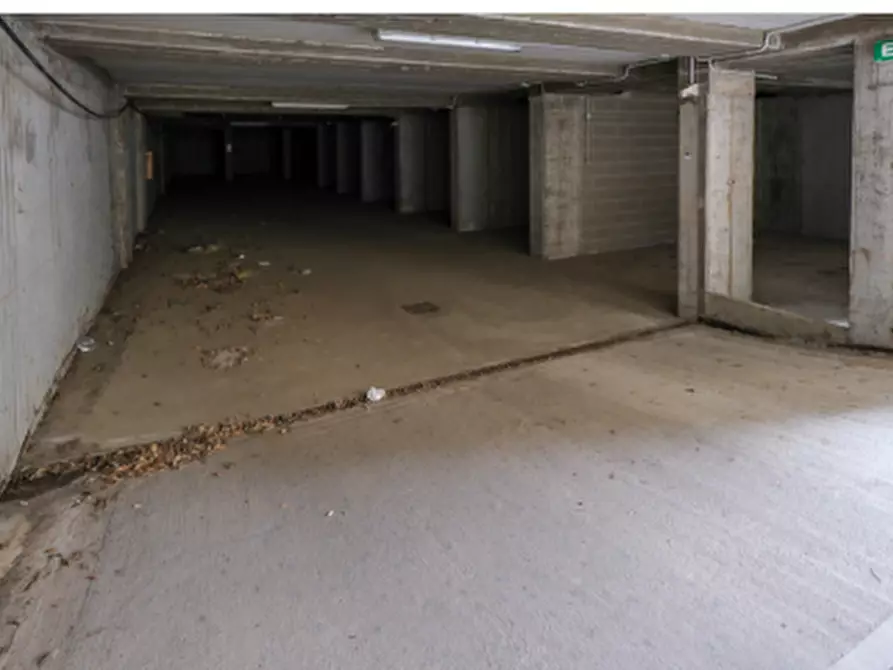 Immagine 3 di Garage in vendita  in Via Dante Alighieri a Arluno