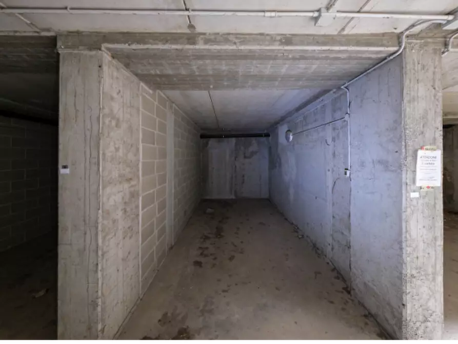 Immagine 3 di Garage in vendita  in Via Dante Alighieri a Arluno