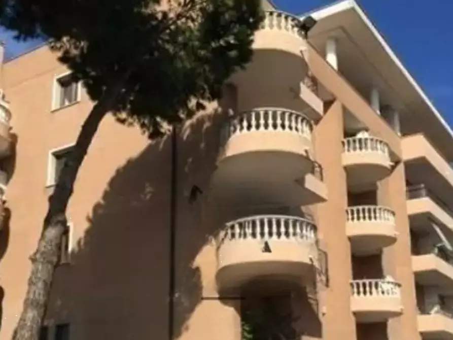 Immagine 1 di Ufficio in vendita  in Via Dei Castelli Romani a Pomezia