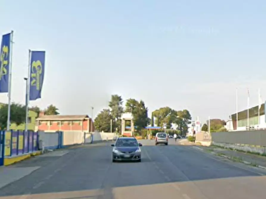 Immagine 11 di Ufficio in vendita  in Via Dei Castelli Romani a Pomezia