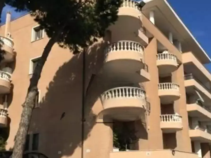 Immagine 2 di Ufficio in vendita  in Via Dei Castelli Romani a Pomezia