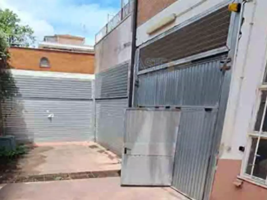 Immagine 2 di Garage in vendita  in Via Martino Rota a Roma