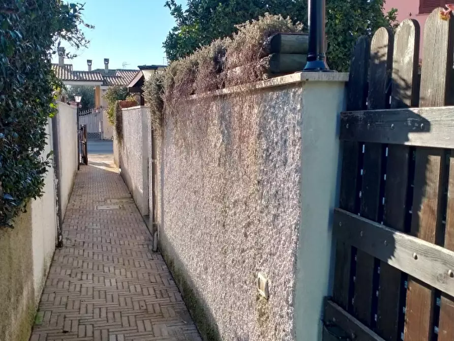 Immagine 5 di Appartamento in vendita  in Via Teverone a Ardea