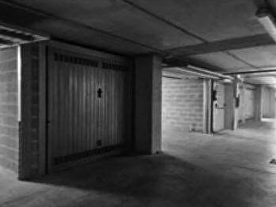 Immagine 1 di Garage in vendita  in Via Dante Alighieri a Brugherio