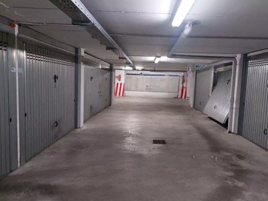 Immagine 1 di Garage in vendita  in Via Feronia a Roma