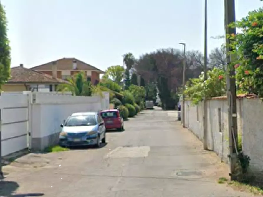 Immagine 21 di Villa in vendita  in Via Predoi a Roma