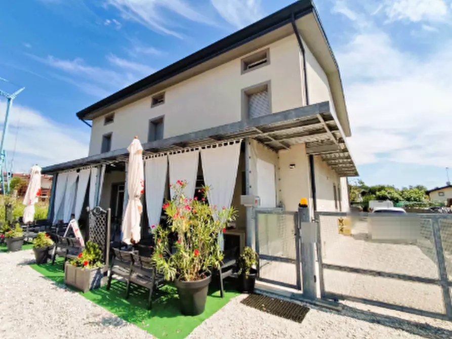 Immagine 2 di Negozio in vendita  in Viale della Stazione a Tarcento