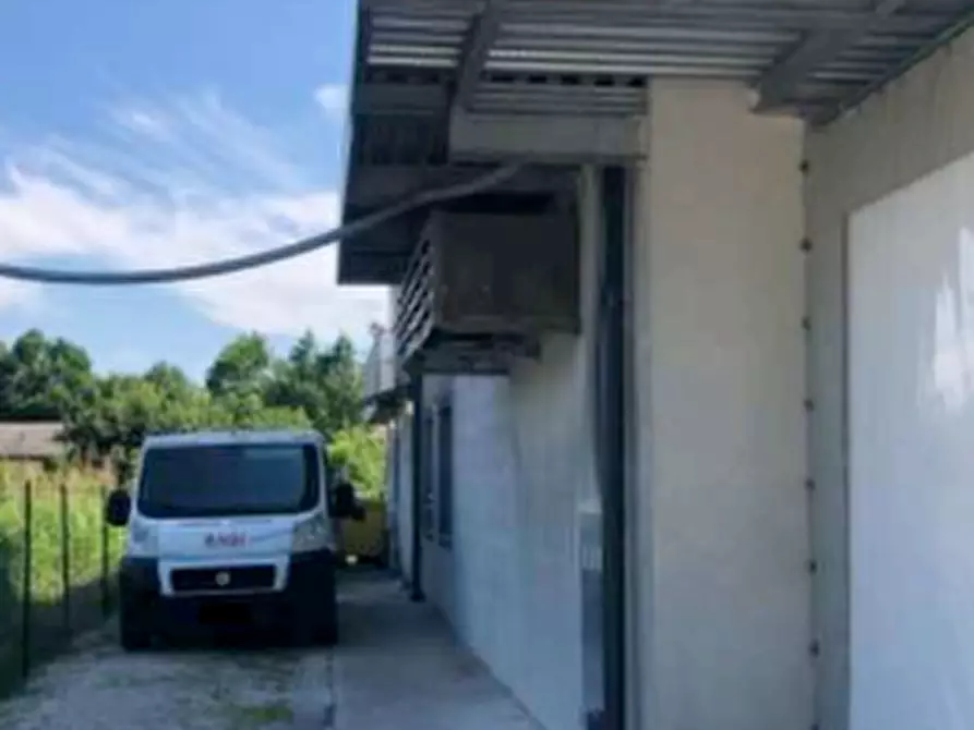Immagine 7 di Negozio in vendita  in Viale della Stazione a Tarcento