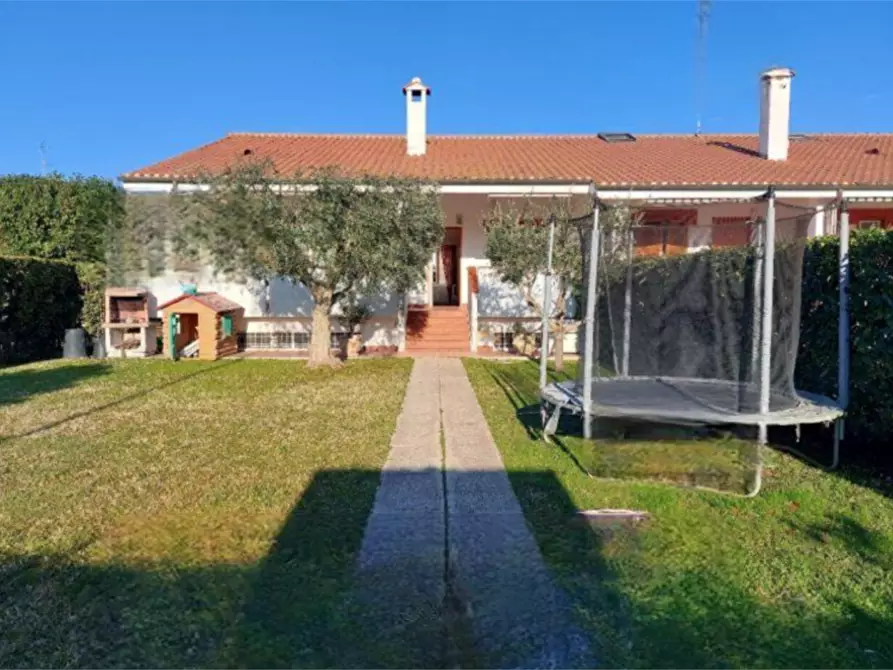 Immagine 2 di Villa in vendita  in Via Alessio Olivieri a Roma