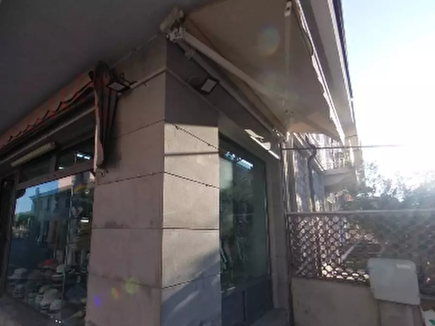 Immagine 1 di Negozio in vendita  in Via Manzoni  a Grado