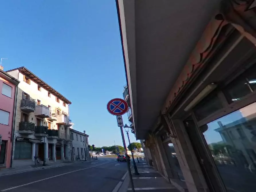 Immagine 3 di Negozio in vendita  in Via Manzoni  a Grado