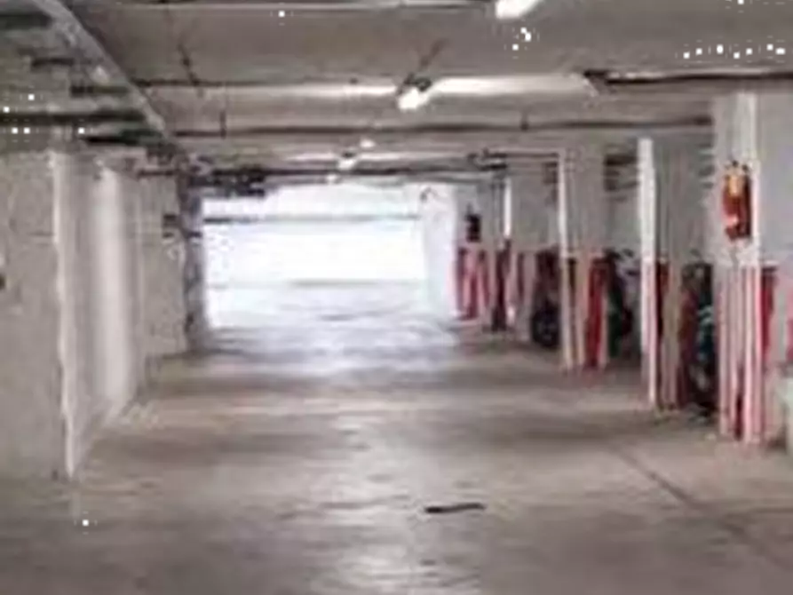 Immagine 2 di Garage in vendita  in Via Pomona a Roma