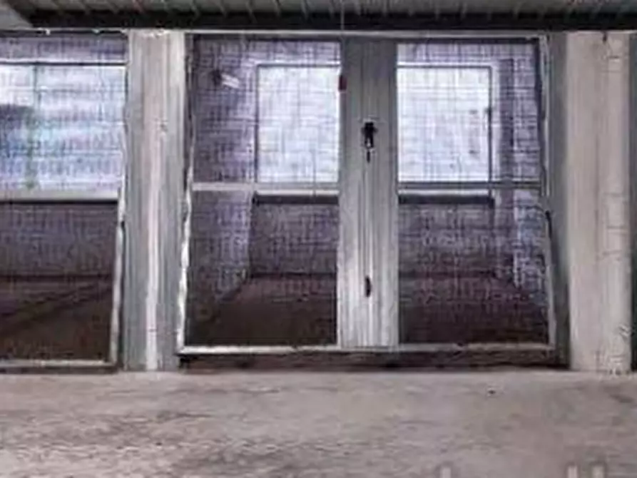 Immagine 3 di Garage in vendita  in Via Pomona a Roma