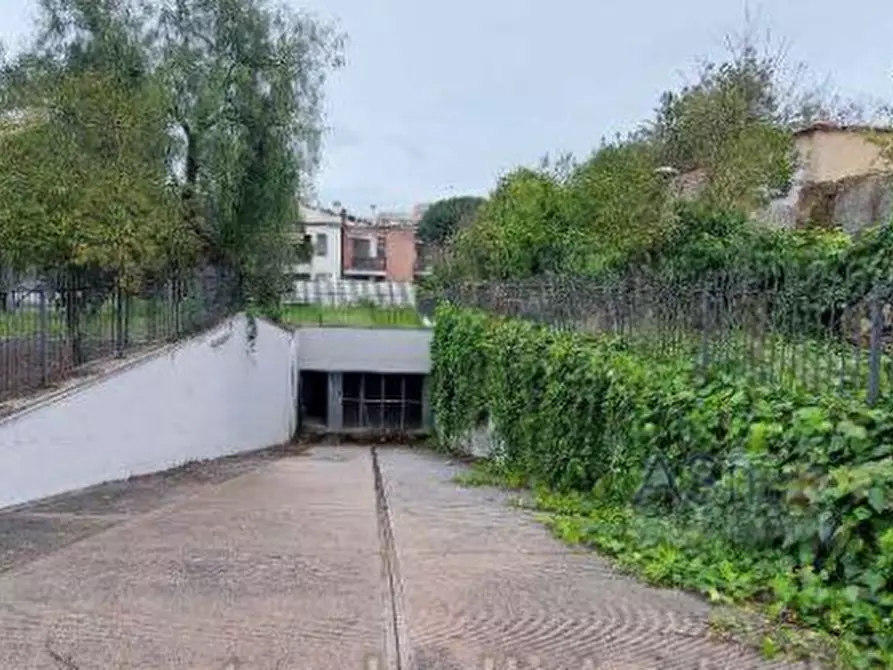 Immagine 4 di Garage in vendita  in Via Pomona a Roma