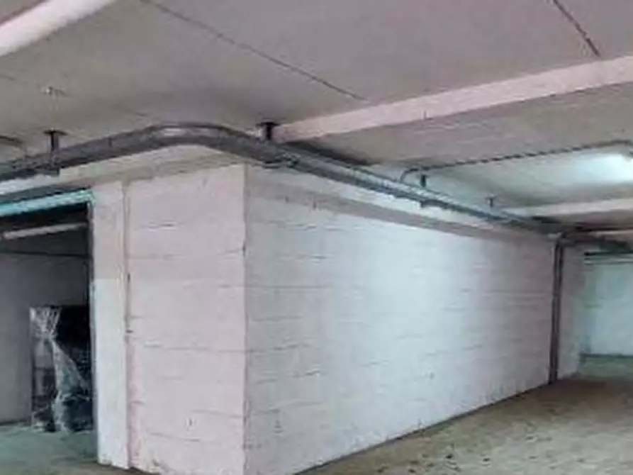 Immagine 2 di Garage in vendita  in Via Pomona a Roma