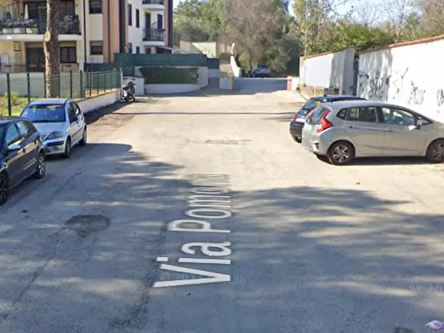 Immagine 5 di Garage in vendita  in Via Feronia a Roma