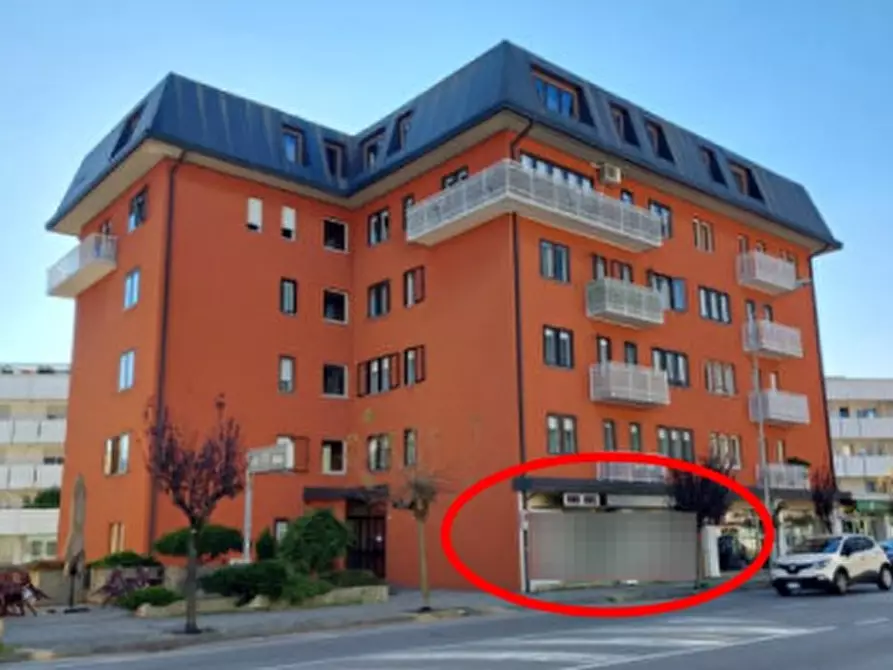 Immagine 1 di Negozio in vendita  in Viale Dolomiti a Ponte Nelle Alpi