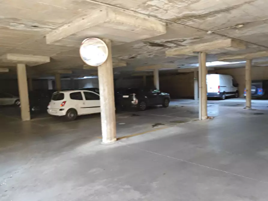 Immagine 2 di Posto auto in vendita  in Via Fiume a Erba