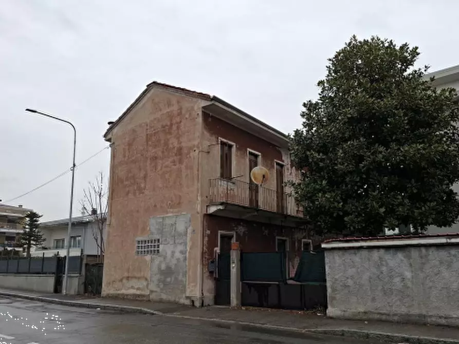 Immagine 1 di Casa indipendente in vendita  in Via Rossini a Busto Arsizio
