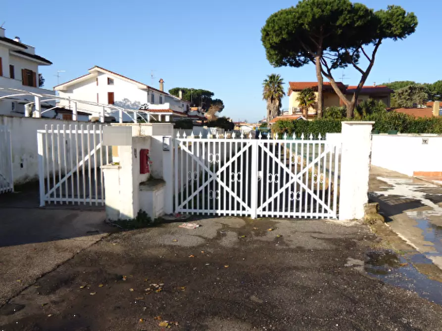 Immagine 1 di Villa in vendita  in Via Giovanni Basile a Anzio