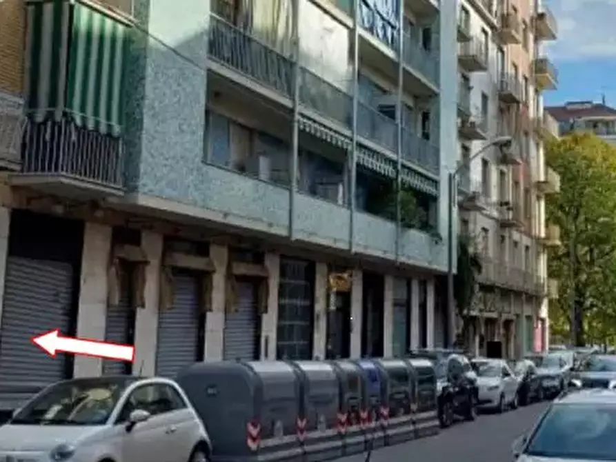 Immagine 1 di Negozio in vendita  in Via Foligno  a Torino