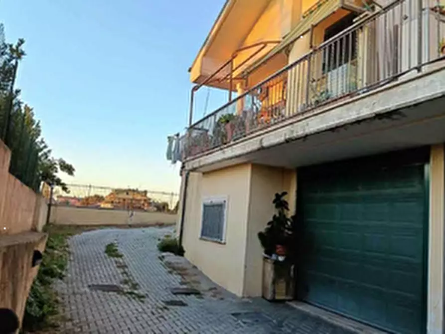 Immagine 3 di Villa in vendita  in Via Guido Reni a Guidonia Montecelio