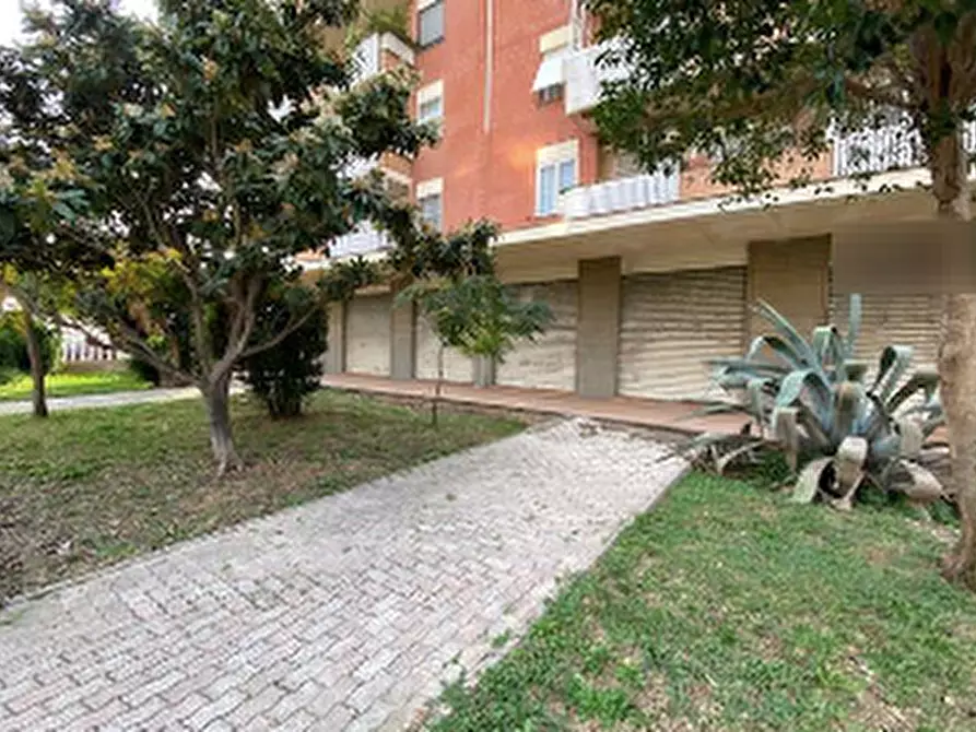 Immagine 1 di Negozio in vendita  in Via Enrico Berlinguer  a Civitavecchia