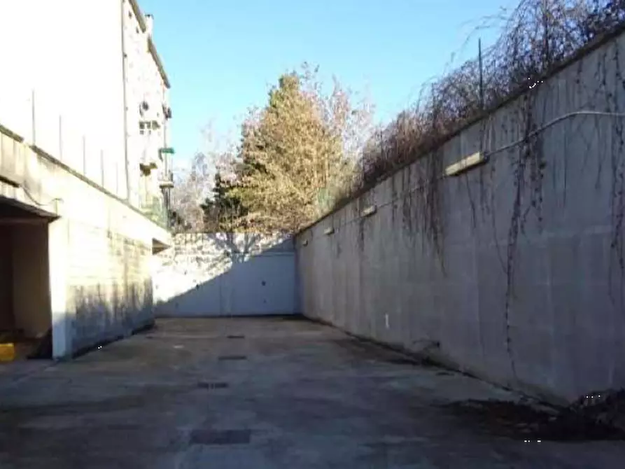Immagine 5 di Garage in vendita  in Via Monviso a Garbagnate Milanese