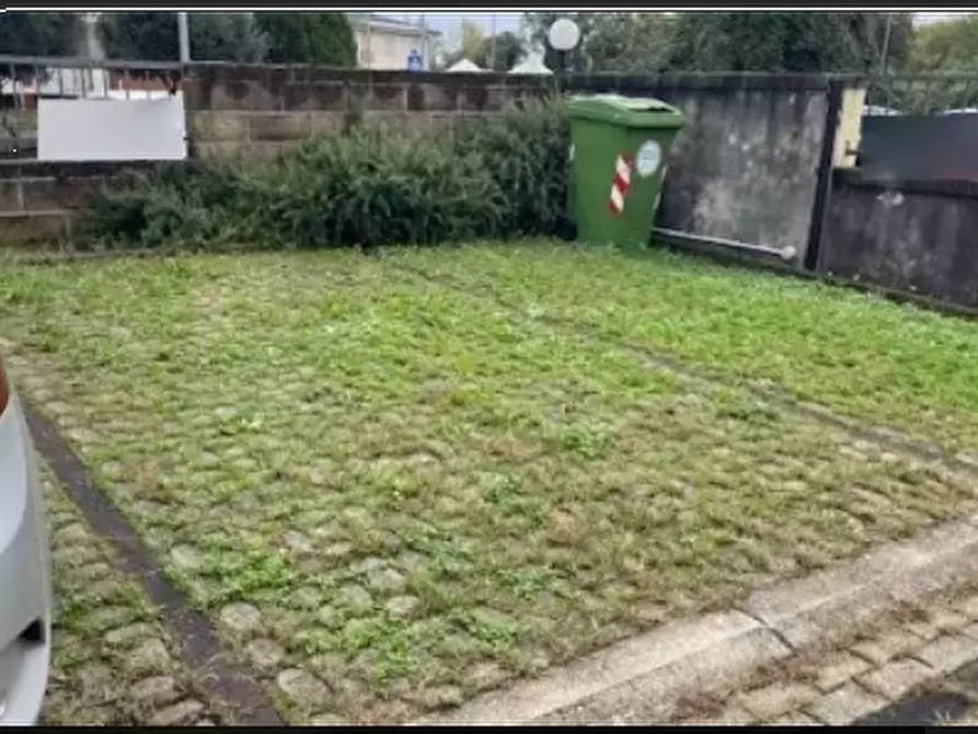 Immagine 1 di Posto auto in vendita  in Via Veneto  a Bassano Del Grappa
