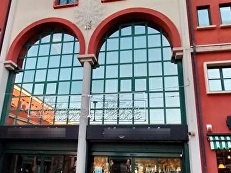 Immagine 1 di Negozio in vendita  in Via Conte Rossi di Montelera  a Chieri